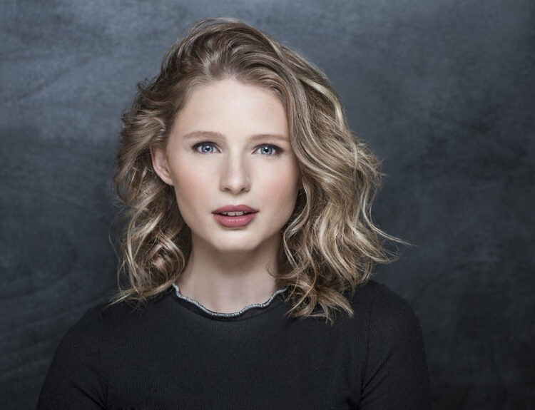 Alexandra Beaton actor